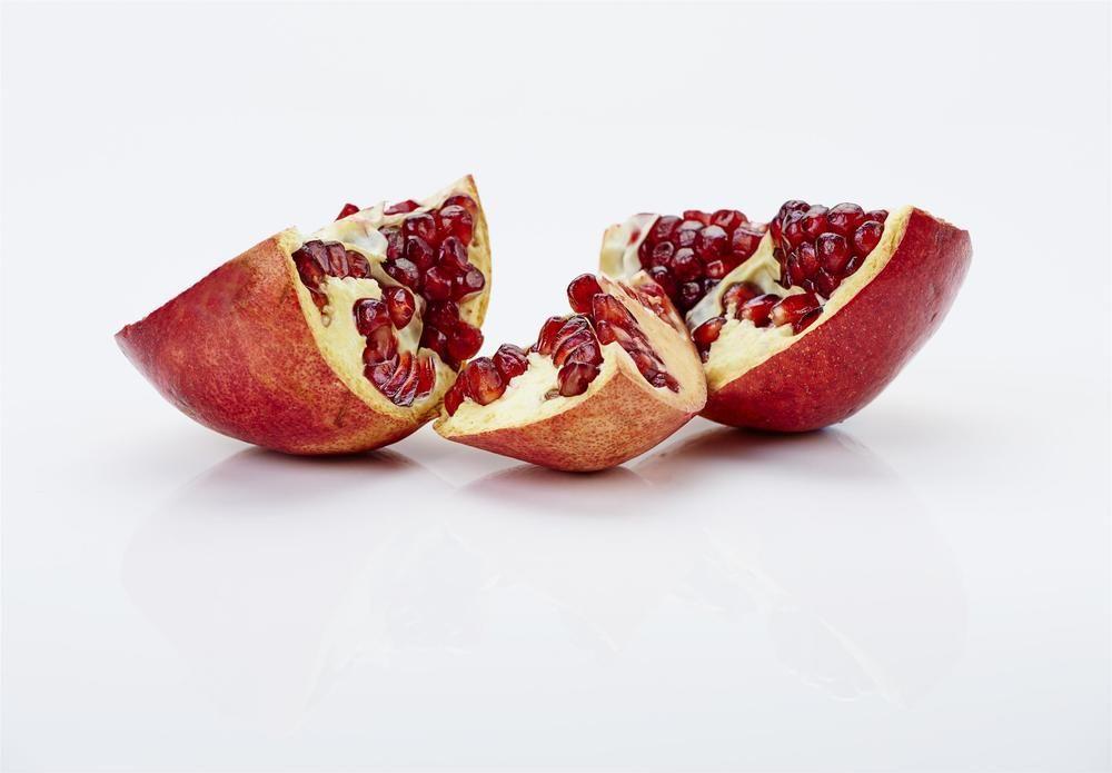 The Fullerton Hotel Sydney Exterior foto The photo shows pomegranate fruit that has been cut into sections. The outer skin is reddish-brown, and the inside reveals juicy, bright red seeds, known as arils. The pieces are arranged on a white surface, highlighting the contrast between the vibr