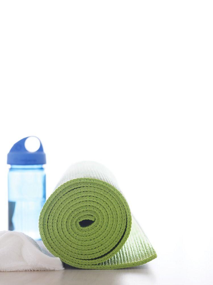 The Fullerton Hotel Sydney Exterior foto The photo shows a rolled-up green yoga mat in the foreground, with a blue water bottle placed slightly behind it. The background is plain and light, drawing attention to the mat and the bottle.