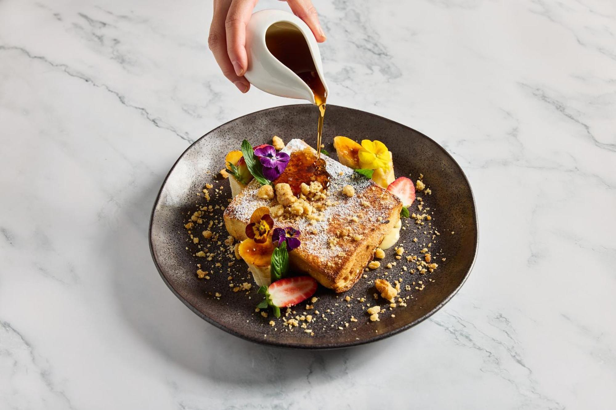 The Fullerton Hotel Sydney Exterior foto Maple syrup being poured over a plate of French toast